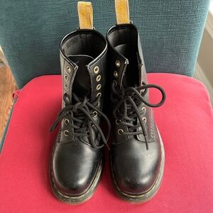 🥾Dr. Martens Vegan black boots Size US 6